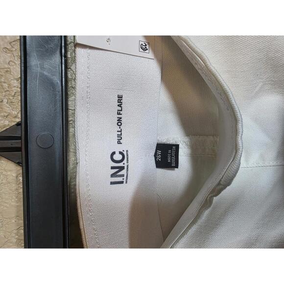 I.N.C. INTERNATIONAL CONCEPTS PLUS SIZE PULL-ON FLARE JEANS BRIGHT WHITE 26W - Picture 3 of 4